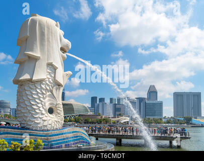 Der Merlion Statue, Symbol von Singapur, mit Blick auf die Marina Bay, Merlion Park, Singapore City, Singapur Stockfoto