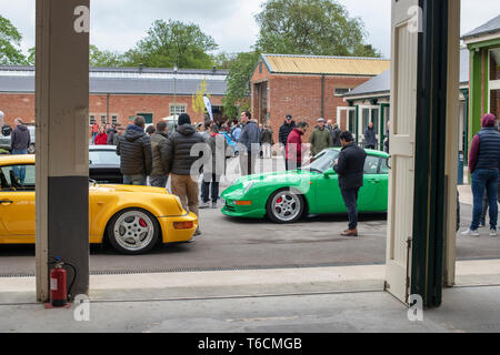 1995 Porsche Carrera RS und 1994 Porsche Carrera Autos vor einer Garage im Bicester Heritage Center. Bicester, Oxfordshire, England Stockfoto