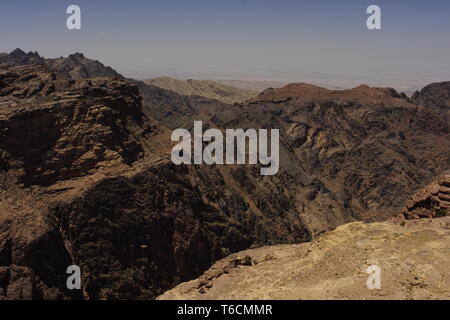 Schöne Landschaft rund um Petra archäologische Stadt, Jordanien. Stockfoto