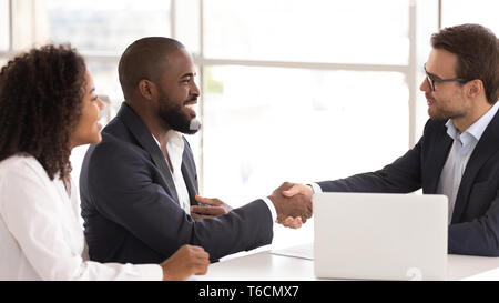 Gerne afrikanische Paar Shake Hand der Versicherer Insurance Services kaufen Stockfoto