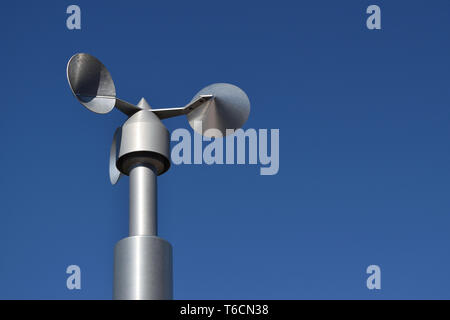 Nahaufnahme der Aluminium Anemometer auf dem Dach Stockfoto