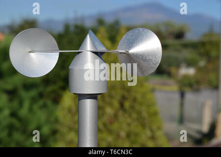 Nahaufnahme der Aluminium Anemometer auf dem Dach Stockfoto