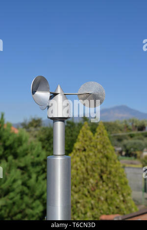 Nahaufnahme der Aluminium Anemometer auf dem Dach Stockfoto