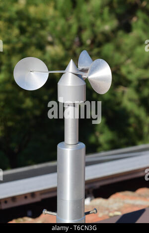 Nahaufnahme der Aluminium Anemometer auf dem Dach Stockfoto