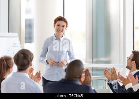 Dankbar business Publikum applaudiert Lautsprecher Trainer danken für Konferenz Stockfoto