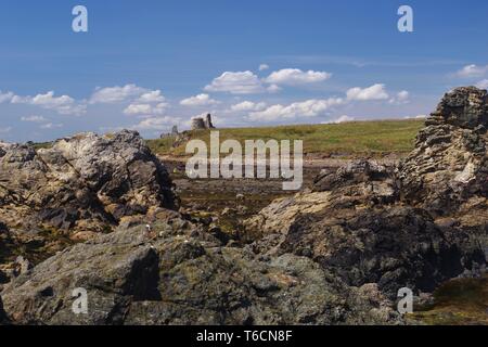 Newark Burgruine, entlang der Küste von Fife St Monans bei Ebbe an einem Sommertag. Schottland, Großbritannien. Stockfoto