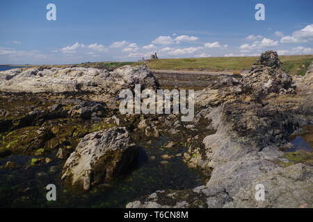 Newark Burgruine, entlang der Küste von Fife St Monans bei Ebbe an einem Sommertag. Schottland, Großbritannien. Stockfoto