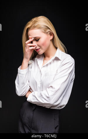 Portrait einer jungen Unternehmerin suchen deprimiert auf schwarzem Hintergrund Stockfoto