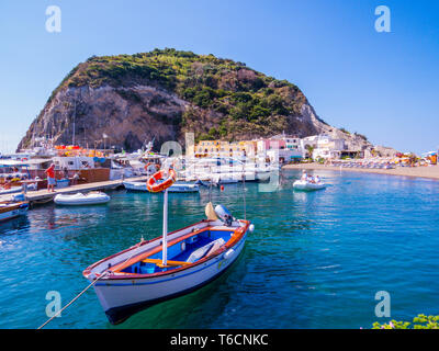 ISCHIA, ITALIEN - August 16, 2018: Blick auf den Hafen von Sant'Angelo auf der Insel Ischia. Stockfoto