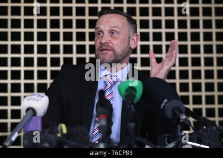 Assistent Chief Constable Nick Downing, Leiter der schweren Kriminalität Direktion Polizei von Kent und Essex Polizei, gibt eine Erklärung zu den Medien über Gosport Krankenhaus Skandal an der Ferneham Halle in Fareham. Stockfoto