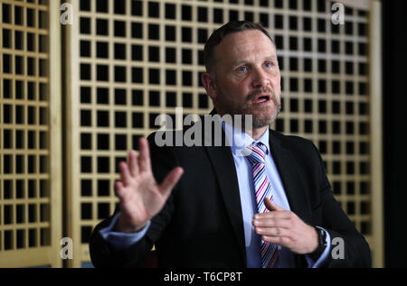 Assistent Chief Constable Nick Downing, Leiter der schweren Kriminalität Direktion Polizei von Kent und Essex Polizei, gibt eine Erklärung zu den Medien über Gosport Krankenhaus Skandal an der Ferneham Halle in Fareham. Stockfoto