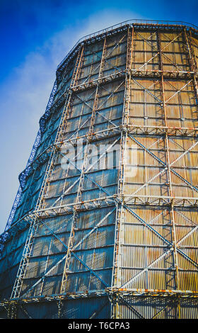 Große Fabrik Schornstein der Schiefer und klaren Himmel an einem sonnigen Tag Stockfoto
