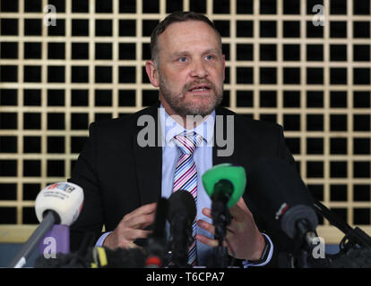 Assistent Chief Constable Nick Downing, Leiter der schweren Kriminalität Direktion Polizei von Kent und Essex Polizei, gibt eine Erklärung zu den Medien über Gosport Krankenhaus Skandal an der Ferneham Halle in Fareham. Stockfoto