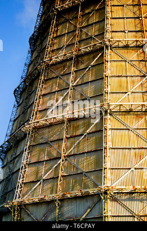 Große Fabrik Schornstein der Schiefer und klaren Himmel an einem sonnigen Tag Stockfoto