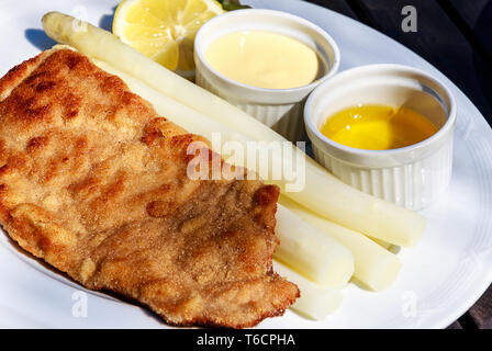 Kalbsschnitzel mit frischem Spargel, Sauce Hollandaise und flüssiger Butter Stockfoto