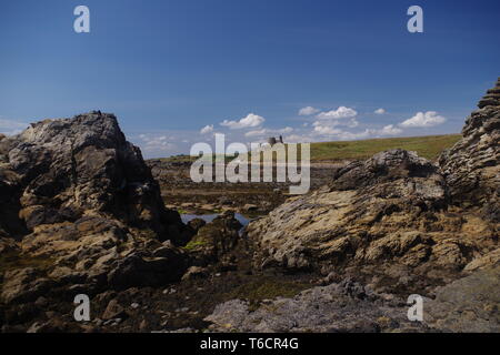 Newark Burgruine, entlang der Küste von Fife St Monans bei Ebbe an einem Sommertag. Schottland, Großbritannien. Stockfoto