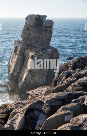 Felsen und Wellen surfen im Meer in der Nähe von Cabo Carvoeiro, Halbinsel Peniche, Portugal Stockfoto