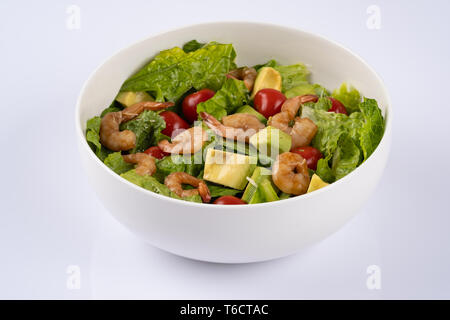 Nahaufnahme von Garnelen Salat mit vielen verschiedenen Gemüse. Salat mit Garnelen, Avocado, Tomate in weiße Platte Stockfoto