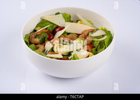 Salat mit Garnelen und Avocado, in weiße Schüssel serviert. Salat mit Garnelen, Avocado, Tomate, Parmesan Stockfoto
