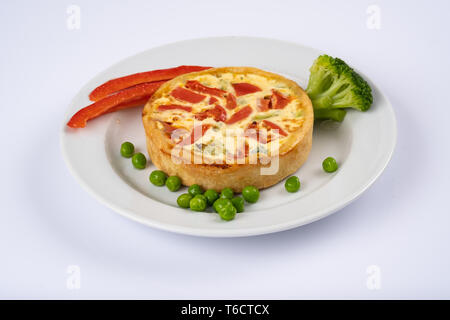 Broccoli Cheddar mini Quiches auf weiße Platte. Leckere Vorspeisen, Snacks, Tapas. Flach. Tart oder Auflauf mit Eiern, Käse, Broccoli, Bell, g Stockfoto