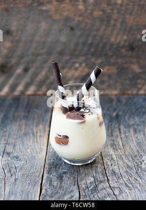 Vanille Pudding mit Schokolade, Kekse und Whisky Stockfoto