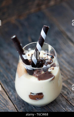 Vanille Pudding mit Schokolade, Kekse und Whisky Stockfoto