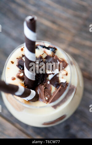Vanille Pudding mit Schokolade, Kekse und Whisky Stockfoto