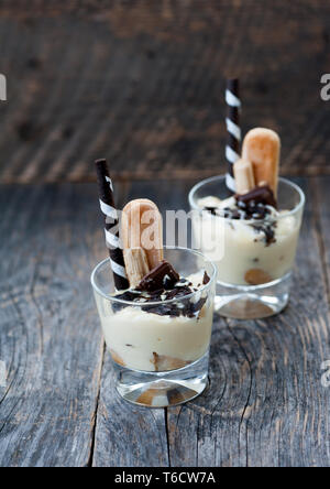 Vanille Pudding mit Schokolade, Kekse und Whisky Stockfoto