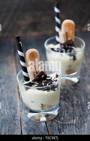 Vanille Pudding mit Schokolade, Kekse und Whisky Stockfoto