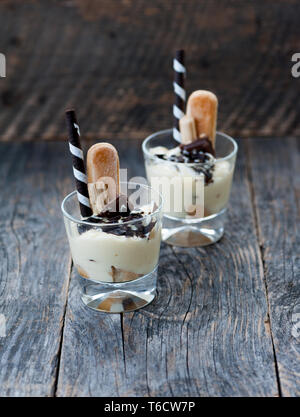 Vanille Pudding mit Schokolade, Kekse und Whisky Stockfoto