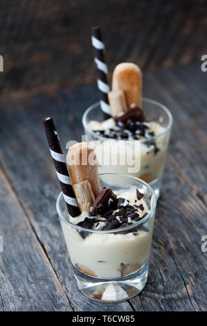 Vanille Pudding mit Schokolade, Kekse und Whisky Stockfoto
