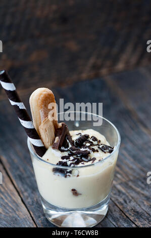 Vanille Pudding mit Schokolade, Kekse und Whisky Stockfoto