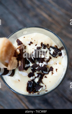 Vanille Pudding mit Schokolade, Kekse und Whisky Stockfoto