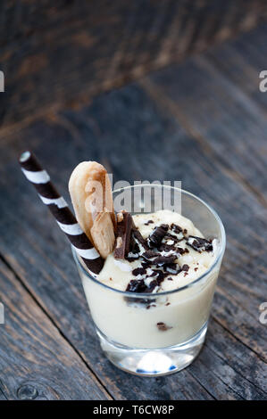 Vanille Pudding mit Schokolade, Kekse und Whisky Stockfoto
