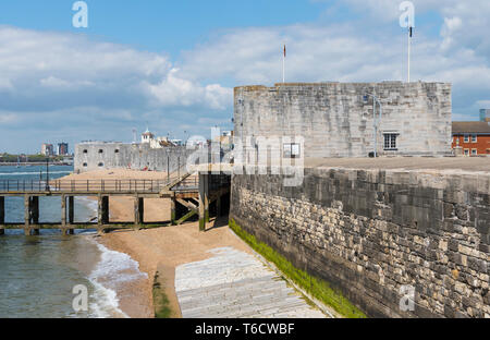 Der runde Turm & Square Tower, Stein Befestigungsanlagen aus dem Jahr 1400 s am Eingang zu Portsmouth Harbour in Portsmouth, Hampshire, UK. Stockfoto