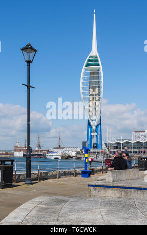 Hochformat der Emirate Spinnaker Tower in Gunwharf Quays, Portsmouth, Hampshire, England, Großbritannien, von Portsmouth. Stockfoto