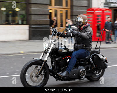 Pendeln mit Harley Davidson Motorrad in London, England, Großbritannien Stockfoto