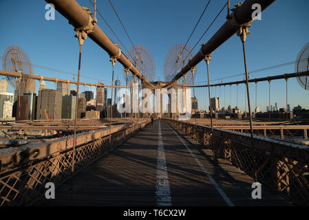 Schuß von der Brooklyn Bridge bei Sonnenaufgang, mit Manhattan Skyline im Hintergrund. New York City, USA Stockfoto