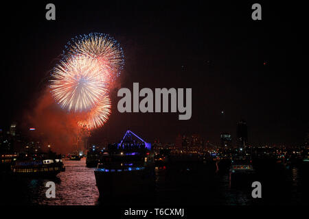 Feuerwerk auf dem East River in New York zum Unabhängigkeitstag 04. Juli empire state building/Feuerwerk Independence Day 4. Juli Stockfoto