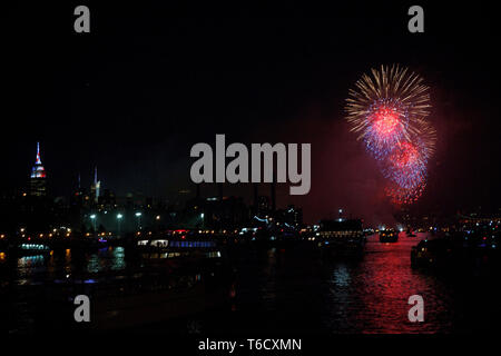 Feuerwerk auf dem East River in New York zum Unabhängigkeitstag 04. Juli empire state building/Feuerwerk Independence Day 4. Juli Stockfoto