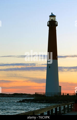 Barnegat Leuchtturm bei Sonnenaufgang, Long Beach Island, New Jersey, USA Stockfoto