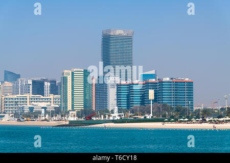 Abu Dhabi, VAE - 29. März. 2019. Die Stadt Strand entlang der Corniche Road Stockfoto