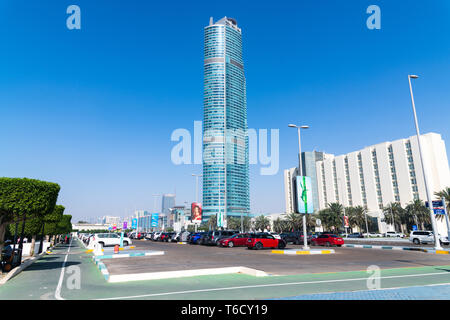 Abu Dhabi, VAE - 29. März. 2019. Stadtbild - Wolkenkratzer und Auto auf Corniche Road Stockfoto