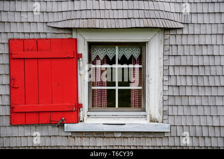 Blick auf die Fenster der urige Almhütte in ländlichen Schweiz Stockfoto