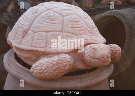 Statue in der Form einer großen Masse Schildkröte oder große Schildkröte. künstlerische Arbeit eines keramischen Bildhauer und Arbeiter. Darstellung eines Tieres von einem Handwerk Stockfoto