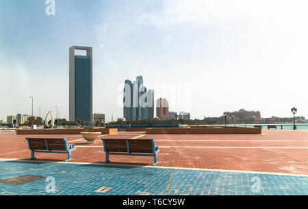 Abu Dhabi, VAE - am 31. März. 2019. Stadtbild mit Wolkenkratzern und Platz Stockfoto