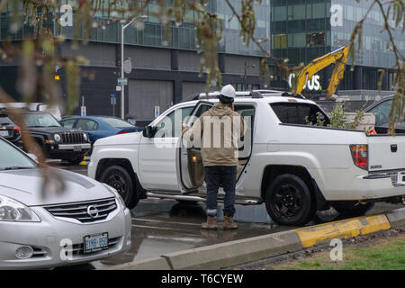 Vor Corus Entertainment Gebäude an einem verregneten Frühling Morgen auf meinem Weg zur Arbeit genommen. Stockfoto