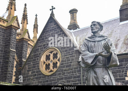 Religiöse Statue des Hl. Franziskus von Assisi in der St. Patrick's Cathedral Stockfoto