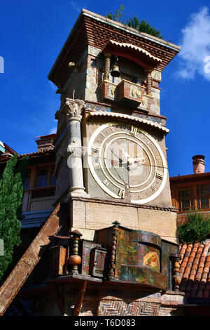 Clock Tower des Puppentheaters Rezo Gabriadze im historischen Zentrum, Tiflis, Georgien Stockfoto