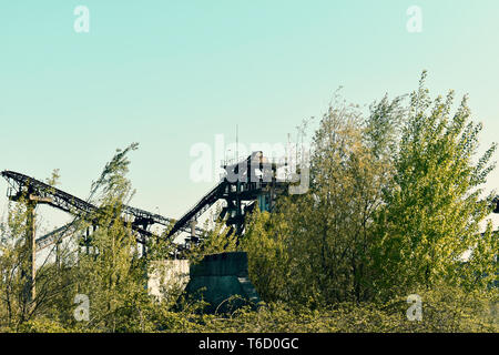 Verlassene industrielle Plattform mit rostigen Elemente Stockfoto